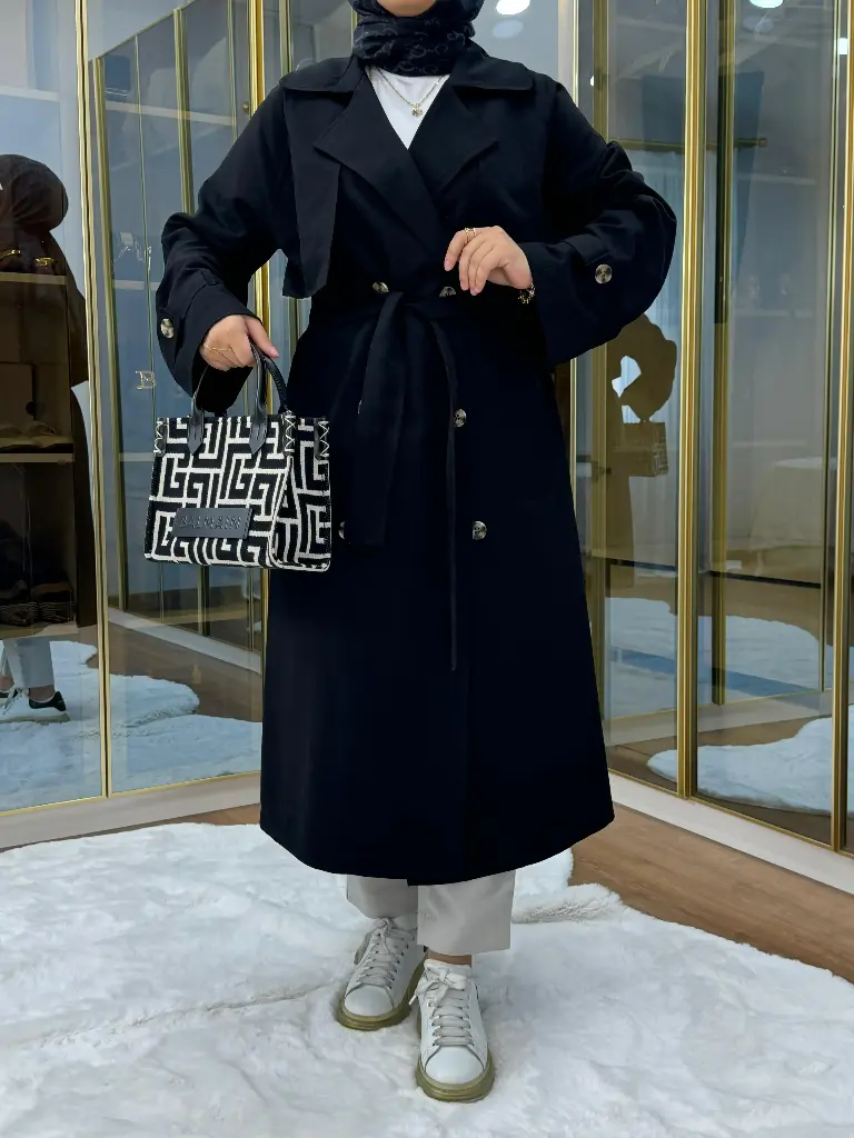 معطف مطري كبير الحجم