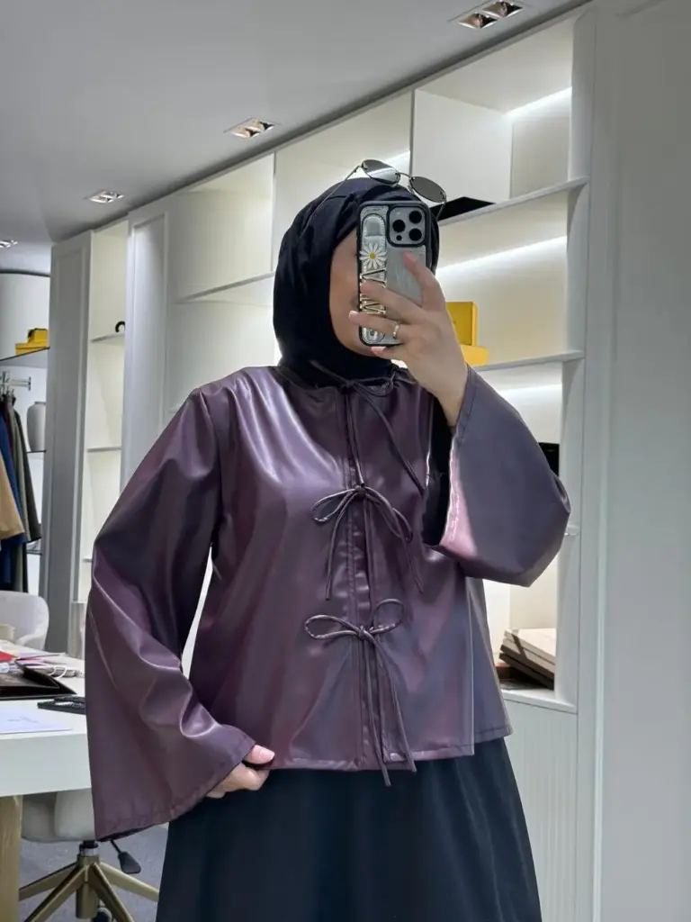 جاكيت جلد قصير